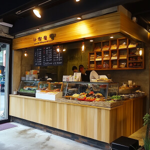 自助快餐店的菜单，专注于健康轻食，包括多名种肉类、海鲜、新鲜蔬菜...