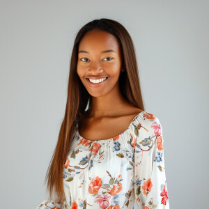 A cute woman

Smiling 

Clothes: Floral Dress

Looks Clean & Mod...