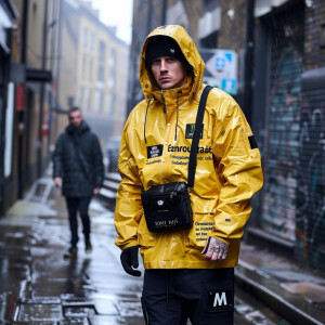 Представьте футбольного фаната, одетого в одежду бренда Stone Is...