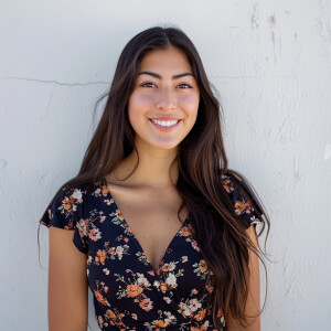 A cute woman

Californian

Smiling 

Clothes: Floral Dress

Look...