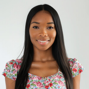 A cute woman

Smiling 

Clothes: Floral Dress

Looks Clean & Mod...