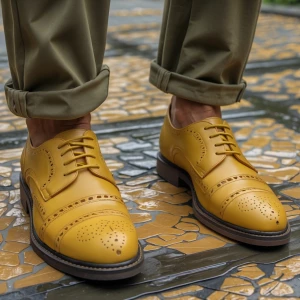 Laki laki gemuk bercelana panjang kuning khaki