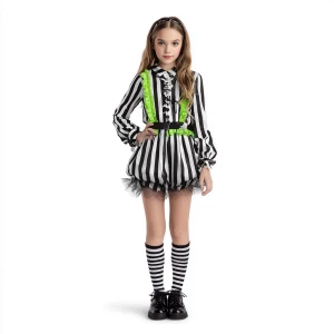 Generate a detailed image of a girl in a Halloween-inspired outf...